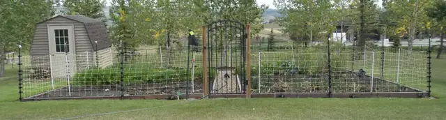 SOLAR CHARGER FOR ELECTRIC FENCE WITH ELECTRIC FENCE & T-POSTS