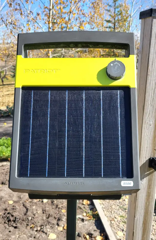 SOLAR CHARGER FOR ELECTRIC FENCE WITH ELECTRIC FENCE & T-POSTS - Photo 2