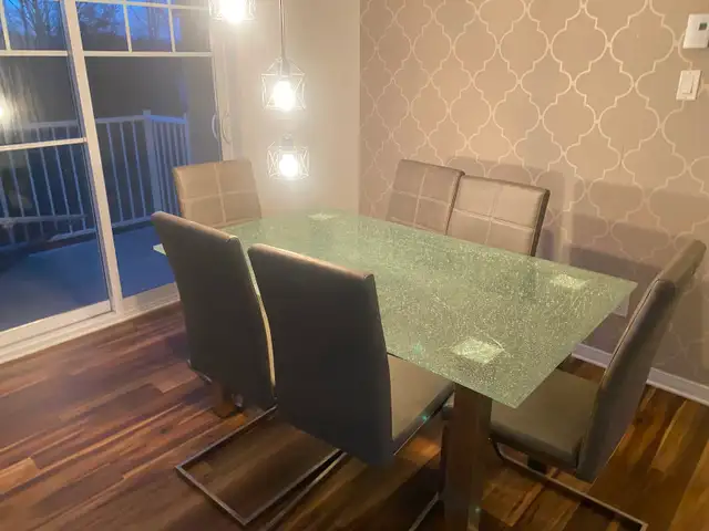 Magnifique table et chaise de cuisine à vendre
