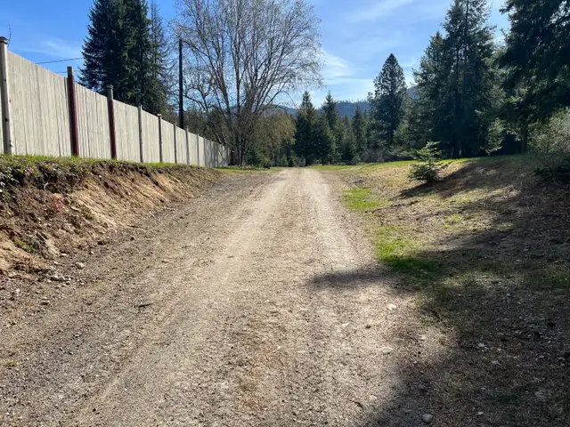 River front house for sale on 7 subdivable acres. - Photo 2