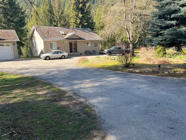 River front house for sale on 7 subdivable acres. - Photo 3