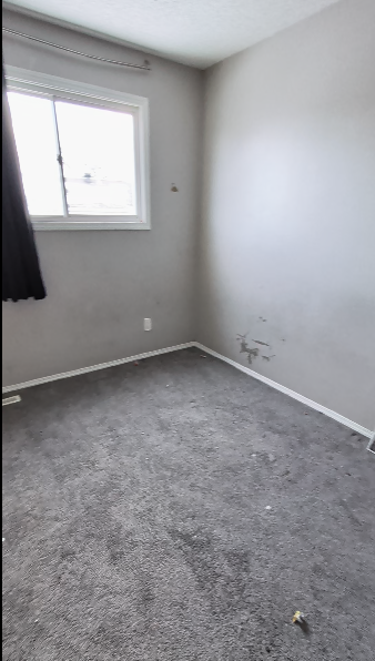 3 Beds 1.5 Baths Townhouse  (2-Storey) - AVAILABLE NOW - Photo 17