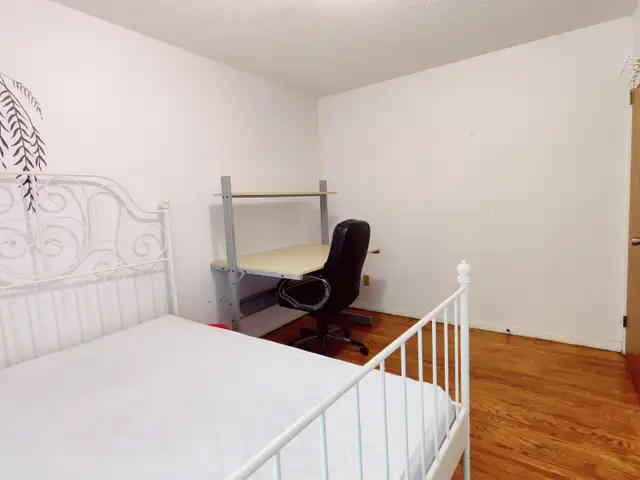 Large Private Room Summer Sublet - Photo 2