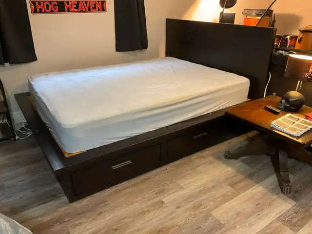 Queen Bed, modern with 4-Drawers