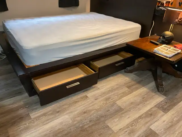 Queen Bed, modern with 4-Drawers - Photo 2