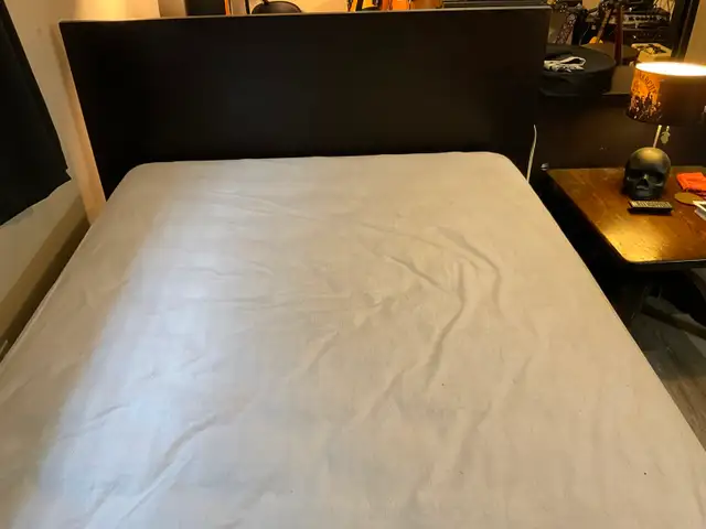 Queen Bed, modern with 4-Drawers - Photo 3