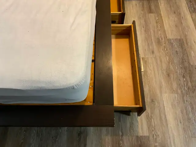 Queen Bed, modern with 4-Drawers - Photo 4