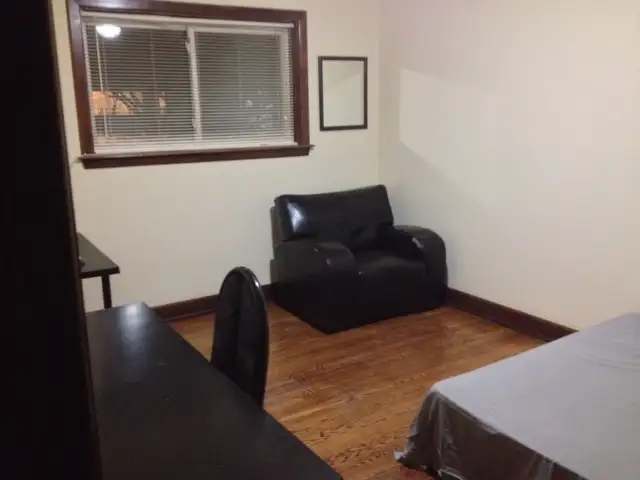 MASTER BEDROOM & PRIVATE WASHROOM STEELES AND BATHURST NEAR BUS - Photo 3