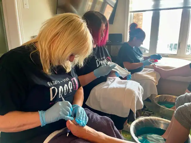 MOBILE NAIL TECH / PEDICURIST - Photo 3