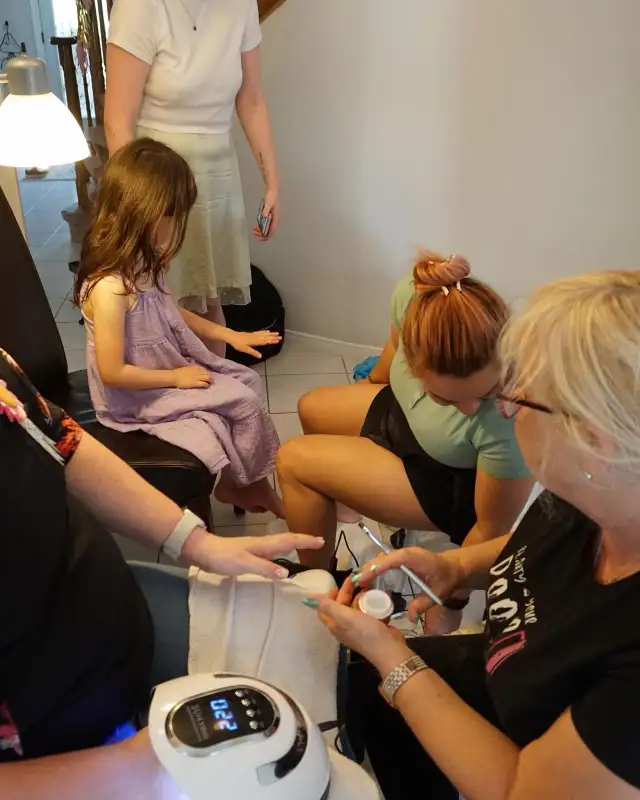 MOBILE NAIL TECH / PEDICURIST - Photo 4