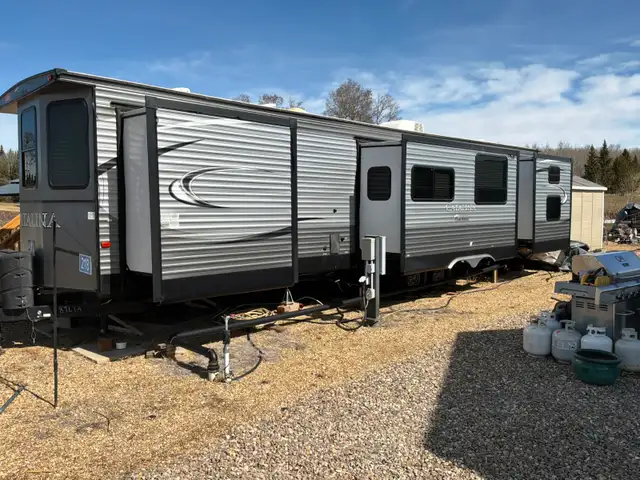 2017 Coachman Catalina destination park bunk house - Photo 2
