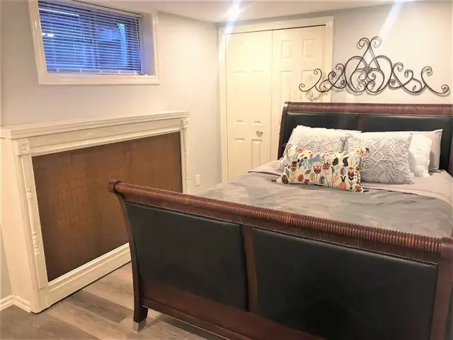 Room w/Pvt Bath apt Share w/1 other female 5min walk to Carleton