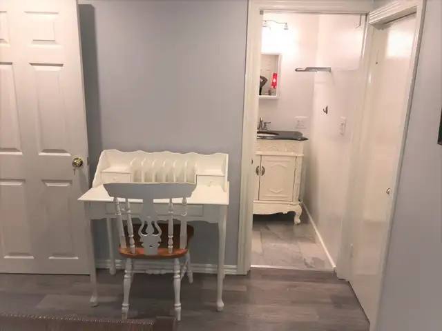 Room w/Pvt Bath apt Share w/1 other female 5min walk to Carleton - Photo 3