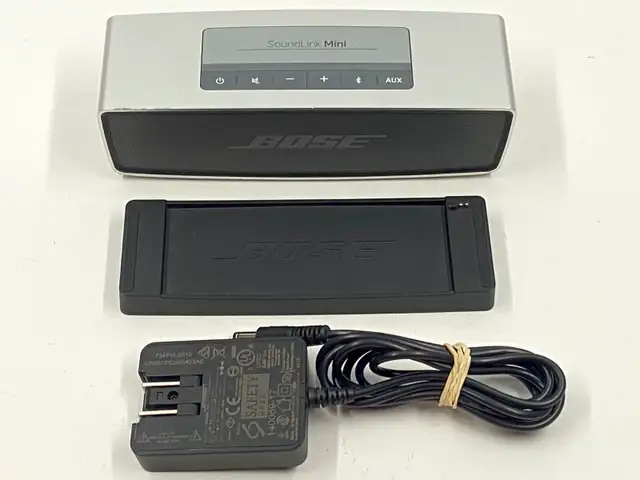 Bose Sounlink Mini Bluetooth Speaker. With Cradle and Charger