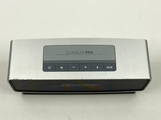 Bose Sounlink Mini Bluetooth Speaker. With Cradle and Charger - Photo 2