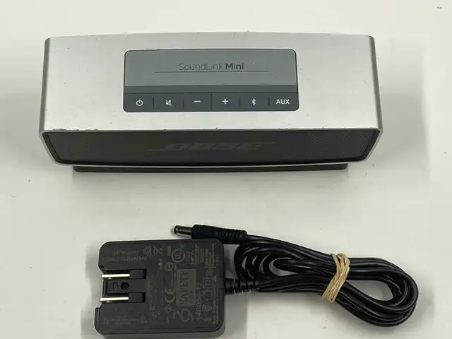 Bose Sounlink Mini Bluetooth Speaker. With Cradle and Charger - Photo 3