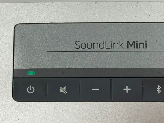 Bose Sounlink Mini Bluetooth Speaker. With Cradle and Charger - Photo 4