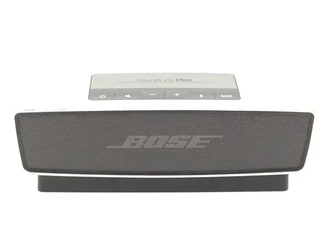 Bose Sounlink Mini Bluetooth Speaker. With Cradle and Charger - Photo 6