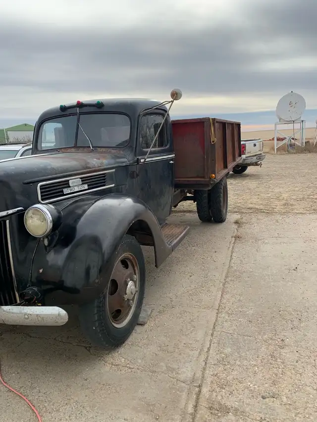 1941 Ford Two Ton - Photo 2