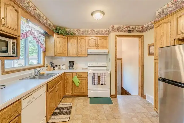 Entire House 3 1 Bedroom Bungalow in Niagara Falls/Chippawa - Photo 3