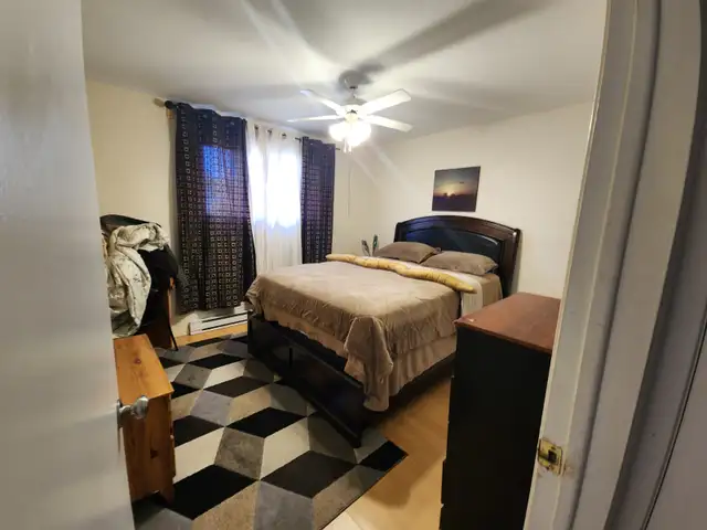 One room in a two-bedroom apartment in downtown Gatineau Hall, a - Photo 2