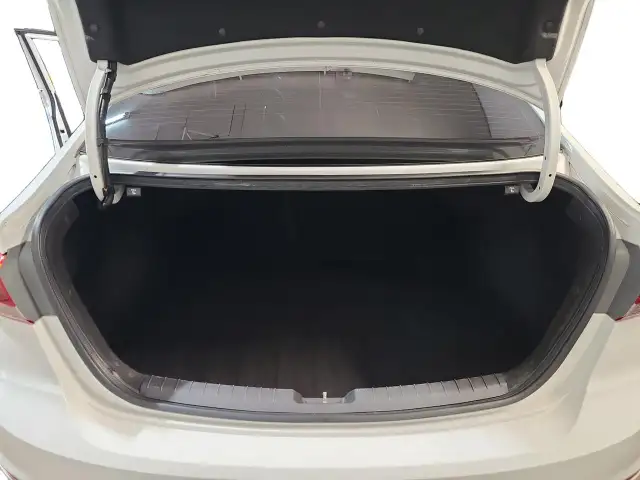 2018 Hyundai Elantra GLS - Photo 18