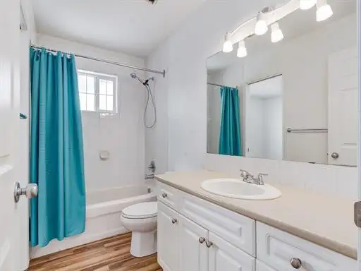 4-Bedroom, 3-Bath 2-Storey Walkout Basement House with Garage - Photo 2