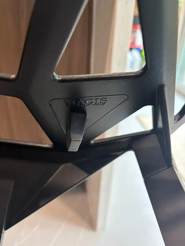 Hive Magis Stools One | Excellent Condition | Call us now! - Photo 5