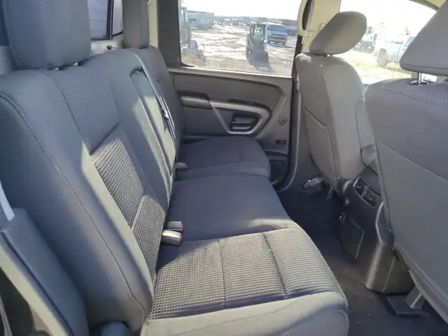 2015 Nissan Titan - Photo 16