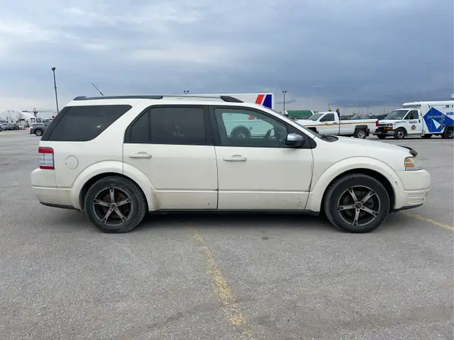 2009 Ford Taurus X - Photo 4