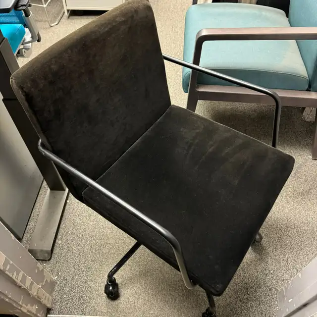 CB 2 Chair-Excellent Condition-Call us now! - Photo 3