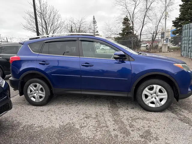 2015 Toyota RAV4 FWD 4dr LE - Photo 2