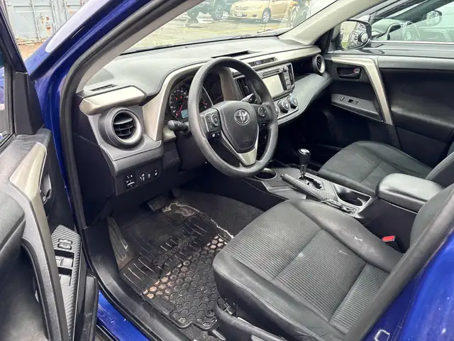 2015 Toyota RAV4 FWD 4dr LE - Photo 4