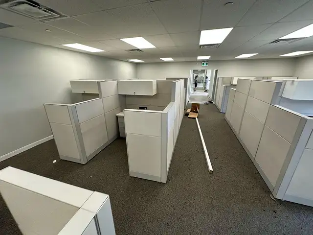 Premium Teknion Leverage Arctic Workstations Call now! - Photo 4