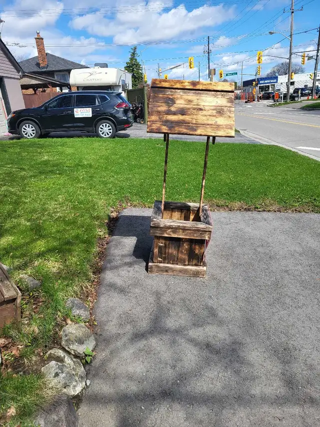 Wishing well planter