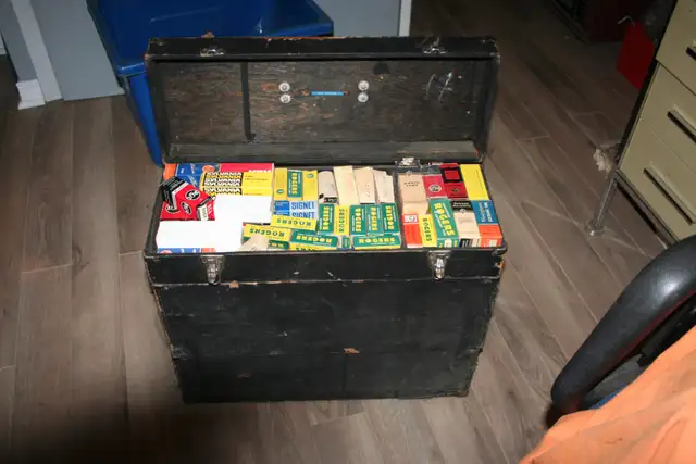 Coffre tecnicien radio tv plein de tube vintage électronique