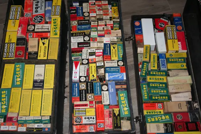 Coffre tecnicien radio tv plein de tube vintage électronique - Photo 2