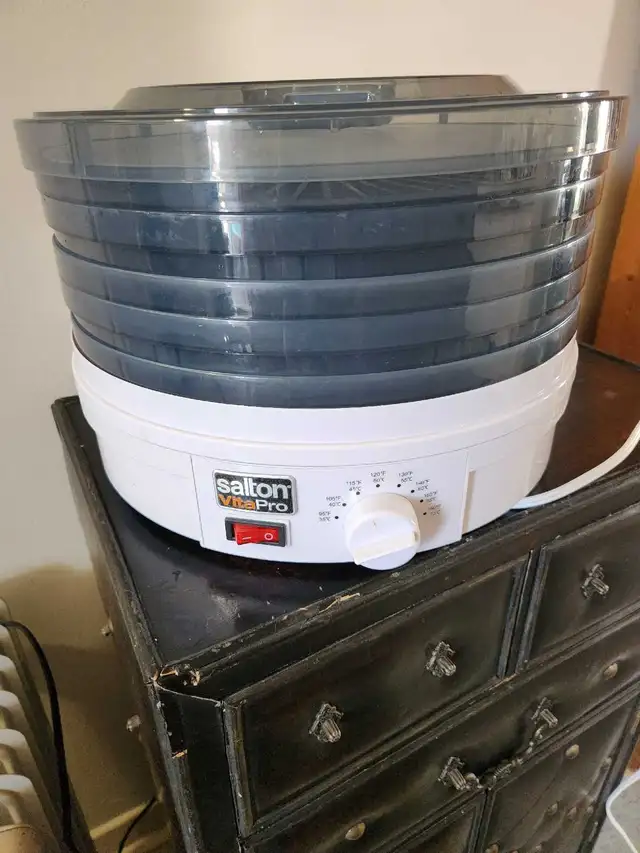 FOOD DEHYDRATOR TEMPERATURE CONTROLLED LIKE NEW