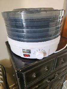 FOOD DEHYDRATOR TEMPERATURE CONTROLLED LIKE NEW