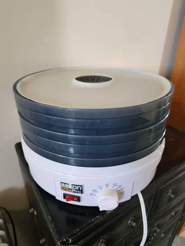 FOOD DEHYDRATOR TEMPERATURE CONTROLLED LIKE NEW - Photo 3