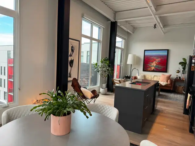 ☀️ Rare Bridgeland Penthouse— 3 Bed / 2 Bath, Top Floor - Photo 2