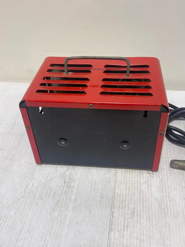 MotoMaster Battery Charger - Photo 2