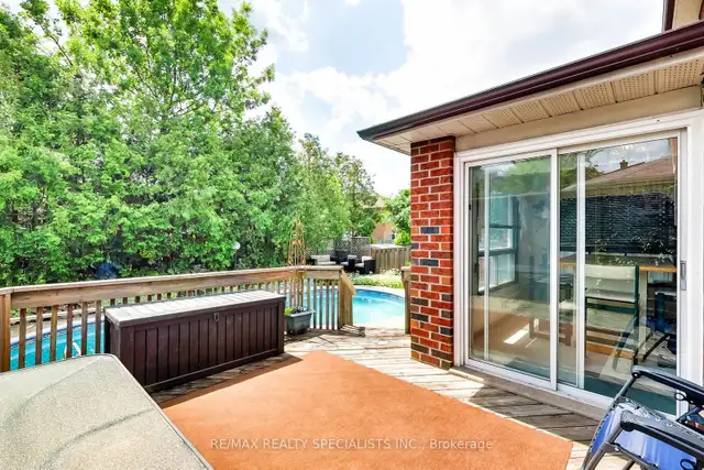 Mississauga Dixie Road/ Eglinton Ave 4 bedrooms detached house - Photo 9