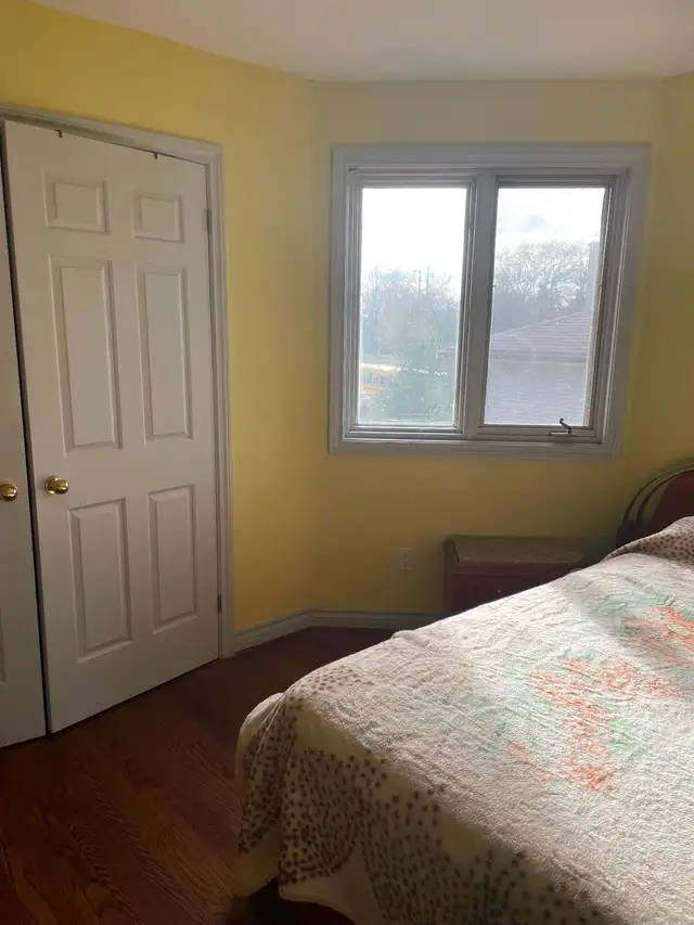 Room for rent in large Italian 2 storey home at Yonge & Finch. - Photo 3
