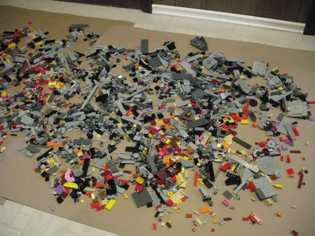 Over 2600 Random LEGO Pieces - Photo 2