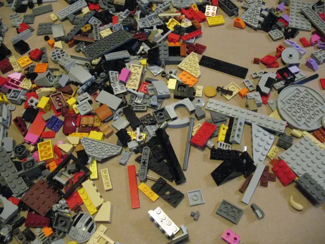 Over 2600 Random LEGO Pieces - Photo 3