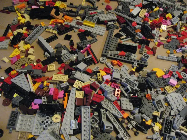 Over 2600 Random LEGO Pieces - Photo 5