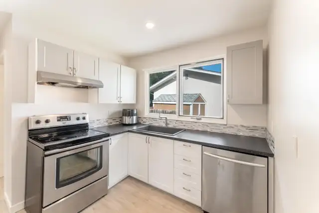 Extensively Updated 4bdrm Bungalow in Heritage Park! - Photo 4