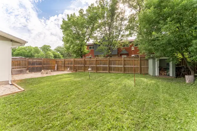 Extensively Updated 4bdrm Bungalow in Heritage Park! - Photo 10