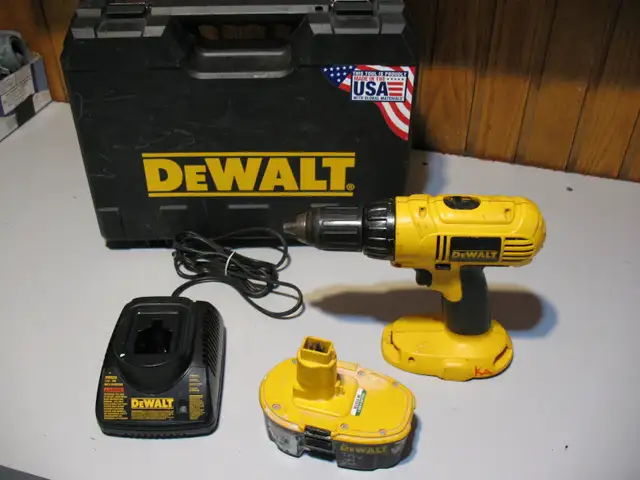 DeWalt 18 Volt Drill Package with Case - Photo 2